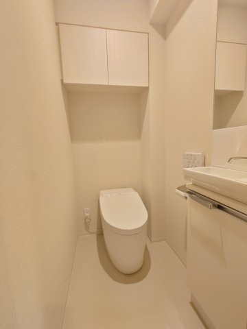 オープンレジデンシア八幡山ステーションサイドのトイレ|タンクレストイレはエコの観点からも機能面からも優れたものとなっております。トイレ内に手洗い場が設けられておりますので衛生面でも安心です。