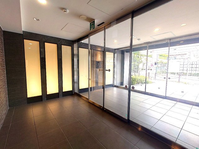 オープンレジデンシア八幡山ステーションサイドのエントランス