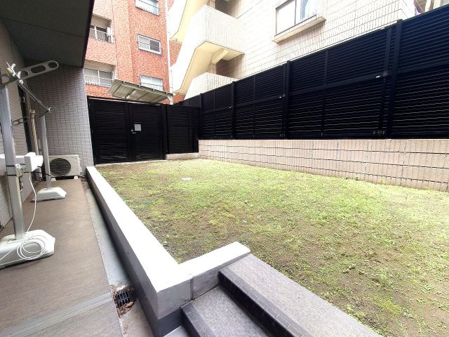 オープンレジデンシア八幡山ステーションサイドの庭|テラスと専用庭のお写真となります。テラス約8.32㎡、専用庭は6.28㎡ありますので、お子様やペットと一緒に遊んだり大人でもストレッチをしたりできます。