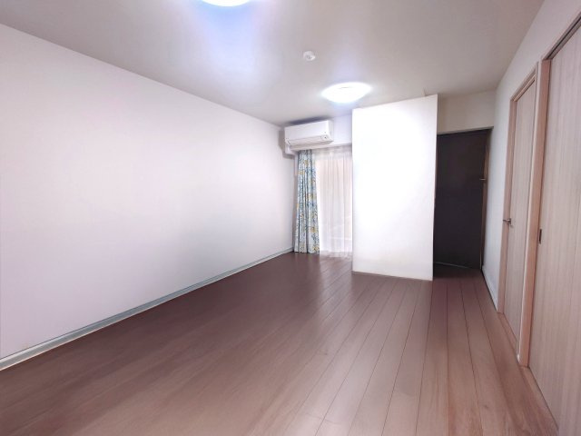 オープンレジデンシア八幡山ステーションサイドの居間・リビング|風通しの良いリビングは、いつでも庭に出ることが可能です。