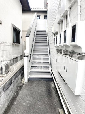 【エントランス】 | メイプルハウス | 清潔なエントランスです