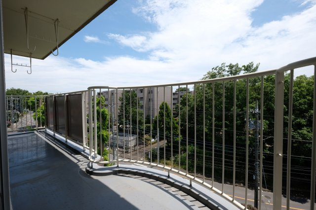 西所沢椿峰ニュータウン39街区６号棟　3LDK　東南角部屋のバルコニー