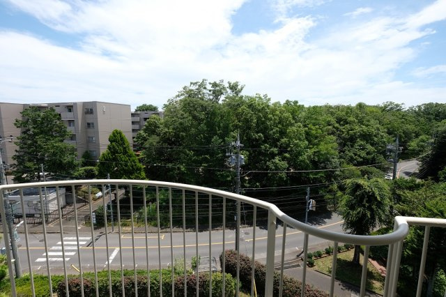西所沢椿峰ニュータウン39街区６号棟　3LDK　東南角部屋のバルコニー