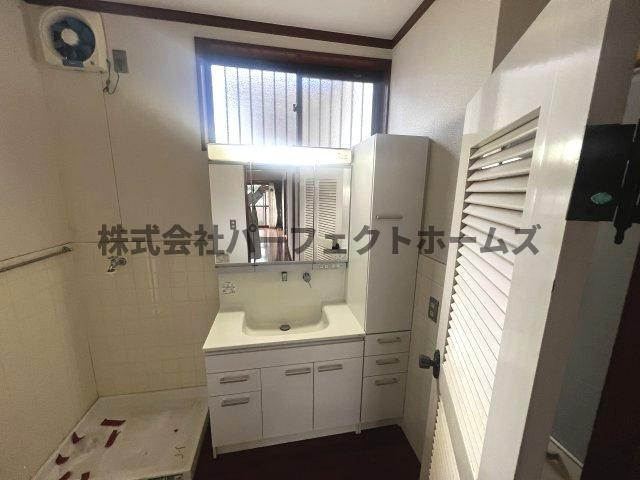 豊野町戸建　賃貸の洗面所|明るい洗面所です