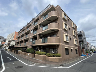 【外観】 | 青空によく映える建物です。手入れの行き届いた外壁やマンション正面エントランスなど、綺麗な姿をぜひ一度、現地にてご覧ください。～即日のご見学可能～　お問合せはお気軽にどうぞ。
