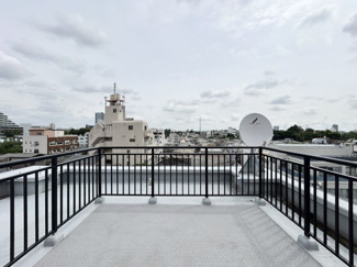 【展望】 | 眼前に広がる空の雄大さと、このお部屋の自慢の一つである「ルーフバルコニー」をご覧ください。毎日、この景色を独り占めできる新生活に夢が広がります。～即日のご見学可能～　お問合せはお気軽にどうぞ。
