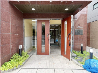 【エントランス】 | お客様を、そして住人を出迎えてくれるマンションのエントランス。ゴミが落ちていないことからも、管理状態の良さや住民の節度の高さが見て取れます。～即日のご見学可能～　お問合せはお気軽にどうぞ。
