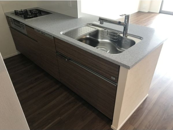 グランカーサ北浦和のキッチン|別号室参考写真☆対面式キッチン！３口ガス・システムキッチン付きです。☆