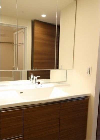 グランカーサ北浦和の洗面所|別号室参考写真☆３面鏡付き・シャワー水栓型洗面台付きです。☆