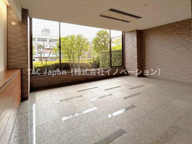 カルム赤羽のロビー|～Entrance～
マンションは管理がとても大切です。ゴミひとつ落ちていない綺麗なエントランスからは管理状態の良さが伺えます。