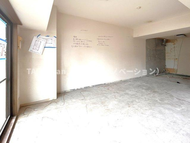 カルム赤羽の居間・リビング|フルリノベーション【完了予定令和7年7月予定】
優しくリビングに注ぐ日差しはまるで「陽だまり」の様な暖かさ。高い断熱性はエアコンを使いすぎず快適な居住空間を創造しています。