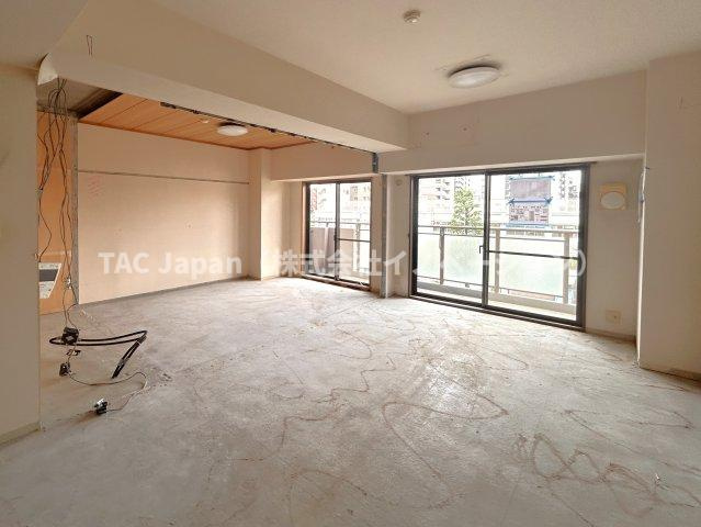 カルム赤羽の居間・リビング|フルリノベーション【完了予定令和7年7月予定】
オープンでのびやかな空間を生み出す、こだわりの広がりとゆとり。窓からの日差しがリビングの隅々までしっかりと届きます！