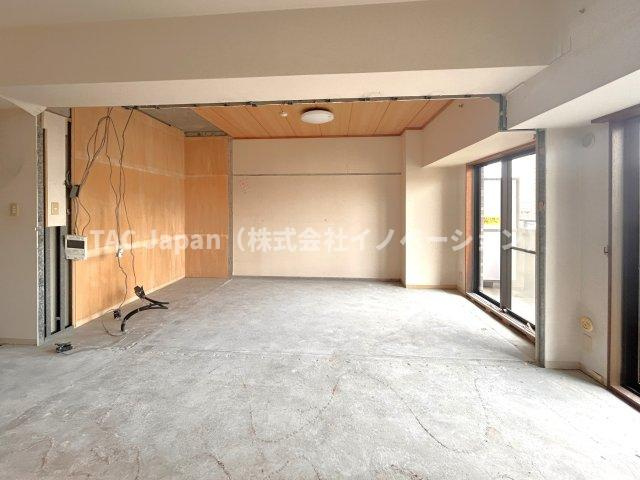 カルム赤羽の居間・リビング|フルリノベーション【完了予定令和7年7月予定】
リビングに隣接する洋室は６.９帖＋大きなクローゼット。
扉を広げて22帖のLDKやご夫婦のsン室としてもよさそうですね。