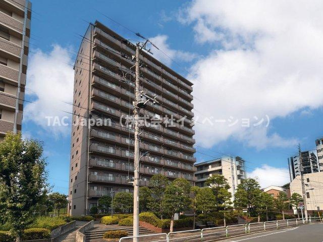 カルム赤羽の外観|南側が道路に面して陽当り良好。道路に面したバルコニーは太陽の光をいっぱい受け止めてくれます。リビングからバルコニーに出られるのも解放感があって嬉しい設計です。
