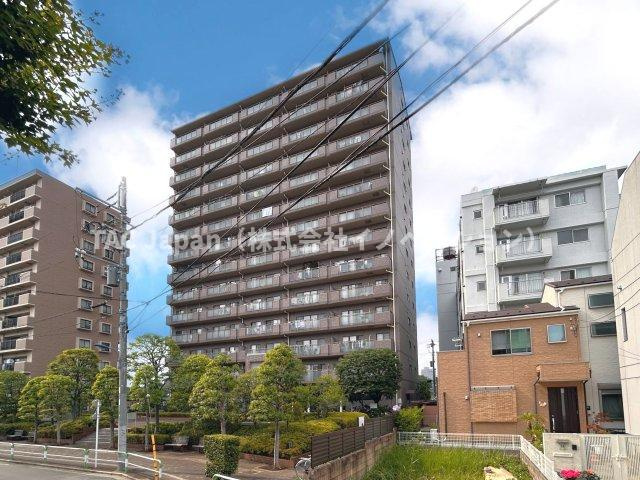 カルム赤羽の外観|時代の流れに惑わされないシックなカラートーンで街並みに溶け込む外観は、主張し過ぎず、また平凡になり過ぎず絶妙なコントラストで輝きを放ちます。