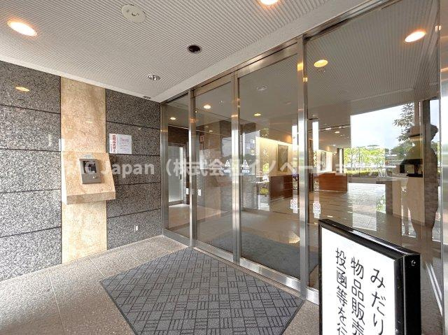 カルム赤羽のエントランス|～Entrance～
その住居の第一印象となるのがエントランスホールです。訪問されたお客さまをやさしくお迎えします。エントランスホールは、いわば住居の顔です。