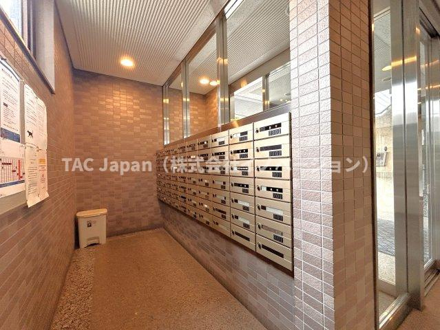 カルム赤羽のその他|エントランスは毎日の行き帰りで使う大事な空間です。明るい緑豊かな開放的な空間をつくってるので、毎日も気持ちよく、またご友人なども素敵に迎え入れられます。