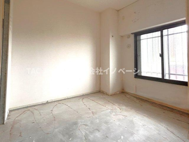 カルム赤羽の洋室|フルリノベーション【完了予定令和7年7月予定】
光を沢山取り込める窓。日差しを長時間受ける事が出来る暖かいお部屋です。
