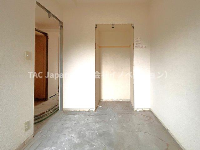 カルム赤羽のその他|フルリノベーション【完了予定令和7年7月予定】
～Bed room～
独立性を高めた４.５帖の洋室。たっぷりの収納も配備しており、片付いた空間を実現出来そう。陽光も降り注ぐ明るく開放的な空間が魅力的。