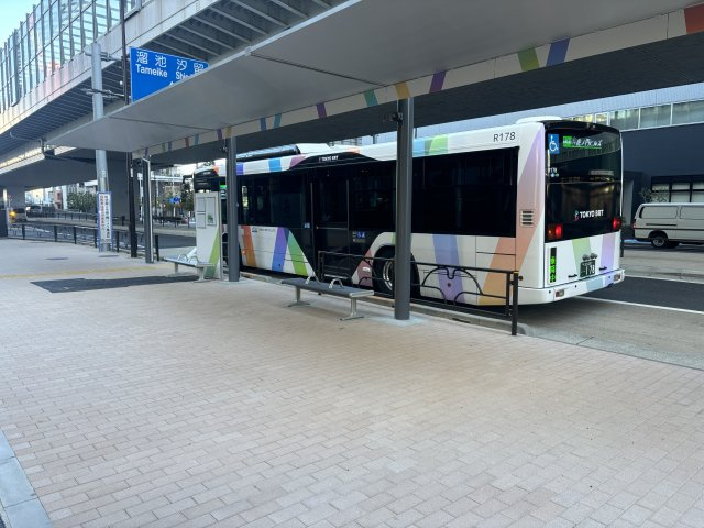 北東側隣接道路にBRTのバス停があります。