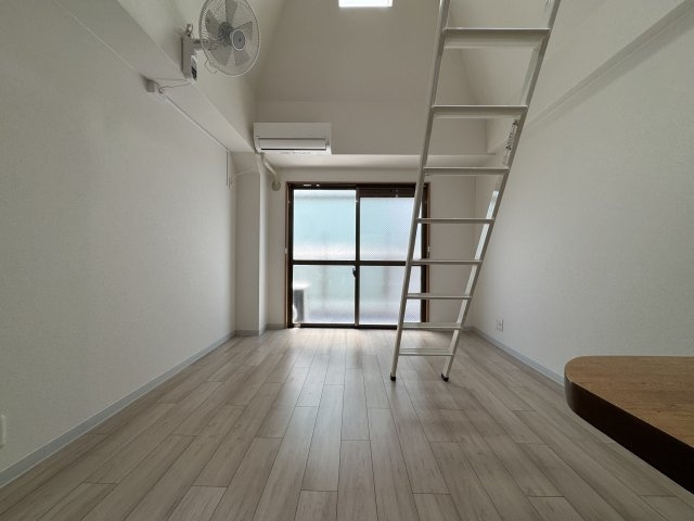 パイン蛍池の居間・リビング