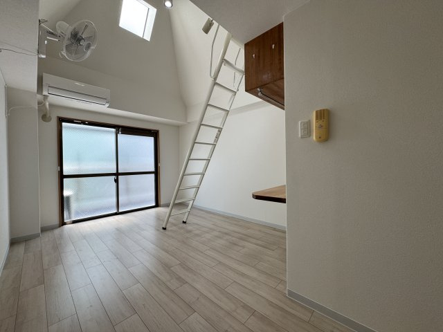 パイン蛍池の居間・リビング