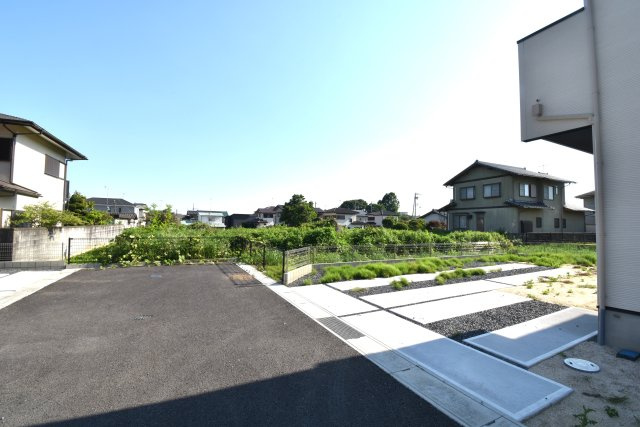☆建築条件なし☆注文住宅☆石岡市若松３丁目の前面道路含む現地写真|日当たりがとても良い物件です。前面道路も６ｍで、車の駐停車もラクラク。
こだわりの注文住宅をお考えのお客様にもぜひご検討いただきたい物件です。