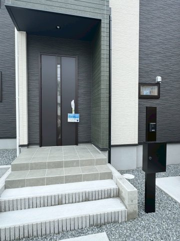 ーAdoble＋アドブル＋ー小倉北区高坊2丁目1期　【小倉北区　新築戸建て】の外観|お洒落な木目の玄関ドア♪【小倉北区　新築戸建て】