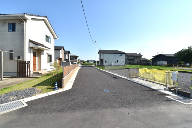 ☆建築条件なし☆注文住宅☆☆二方向道路・石岡市若松３丁目の前面道路含む現地写真|日当たりがとても良い物件です。前面道路も６ｍで、車の駐停車もラクラク。
こだわりの注文住宅をお考えのお客様にもぜひご検討いただきたい物件です。