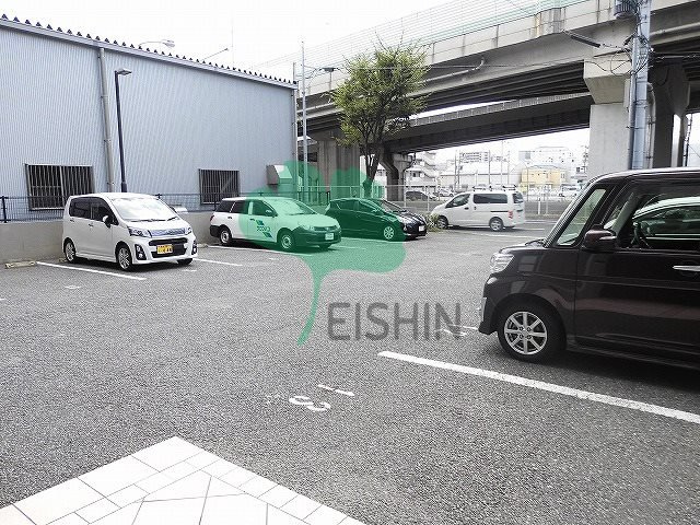 QREST博多東2(クレスト博多東2)の駐車場