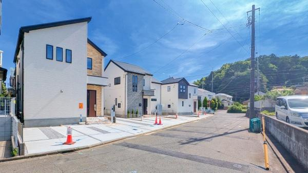 横浜市青葉区元石川町の新築一戸建の前面道路含む現地写真|落ち着いた街並みになります。
是非一度、現地へお越しください。 
ご自宅までの送迎もいたします