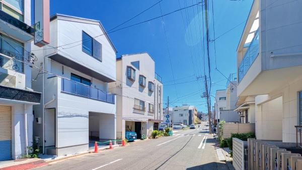 横浜市西区戸部町３丁目の新築一戸建の前面道路含む現地写真|前面道路が広いので、安心して駐車可能です！