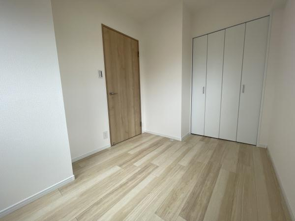 【洋室】 | フローレンスパレス生田 | 白とナチュラルの落ち着いたカラーセレクトです
