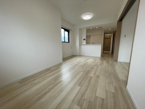 【居間・リビング】 | フローレンスパレス生田 | キッチンからリビングダイニングまで見渡せて、ご家族のコミュニケーションも取りやすい間取りです♪