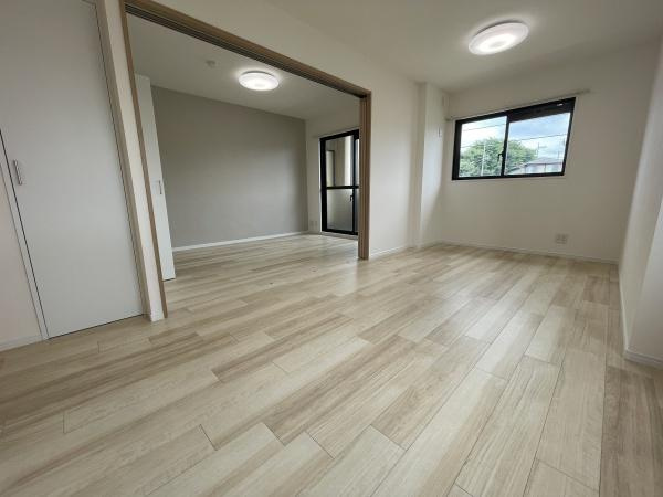 フローレンスパレス生田の居間・リビング|窓からの日差し・風・すべてが心地よくゆったりとした時間を過ごせます♪