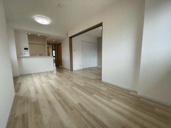 【居間・リビング】 | フローレンスパレス生田 | スライドウォールを開放すると広々お使いいただけます♪