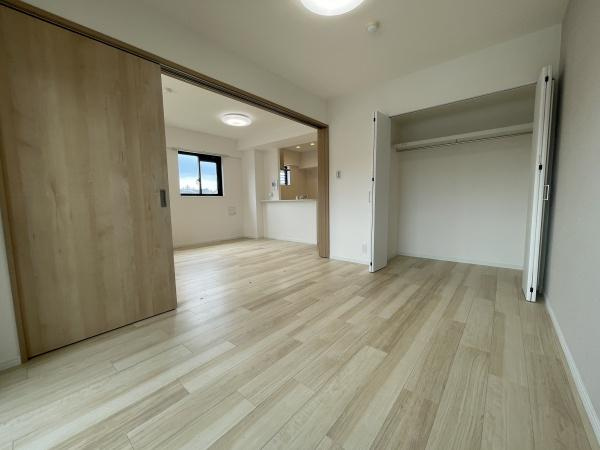 【洋室】 | フローレンスパレス生田 | スライドウォールを開放すると広々お使いいただけます♪