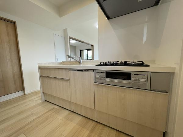 【キッチン】 | フローレンスパレス生田 | キッチンスペースは広々しており、調理の効率が上がる３口コンロに、食洗器もついており、家事もはかどります♪