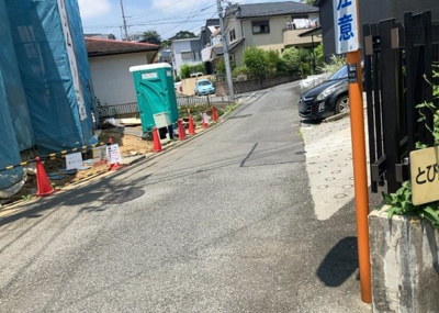 【外観】 | フルセイル玉川学園 | 家を建てる場合、方位は要チェックです。現実的に日当たりのよい家ならばリビングは南側、建築基準法でも北側に当たる家への配慮は求められています。土地を見学に行く際は、方位磁針を持って行くようにしましょう。