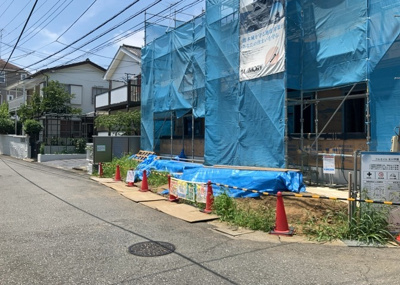 【外観】 | フルセイル玉川学園 | 現地に行くなら、物件の周囲の地形がどうなっているかを見ることも大切です。周辺より低くなっている土地では、大雨などで水が集まりやすいため、地盤が弱くなっているということも考えられるため、注意が必要です。