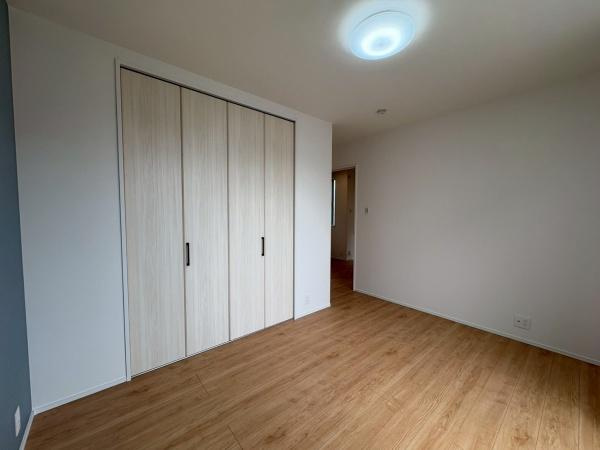 海南市つつじヶ丘27-5号　新築戸建の洋室