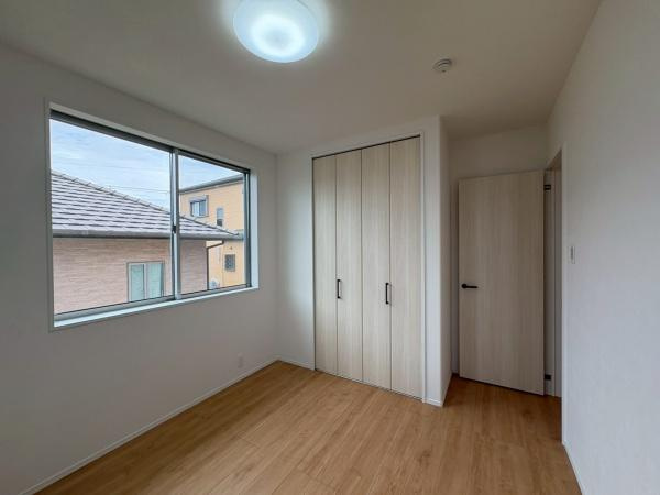 海南市つつじヶ丘27-5号　新築戸建の洋室