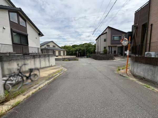 海南市つつじヶ丘27-5号　新築戸建の前面道路含む現地写真