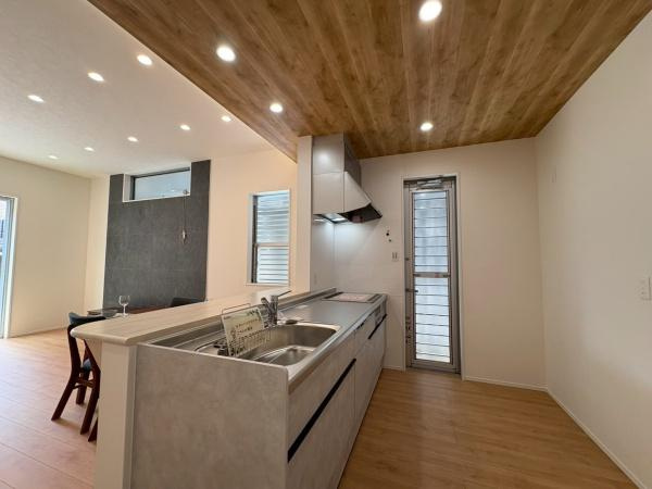 海南市つつじヶ丘27-5号　新築戸建のキッチン