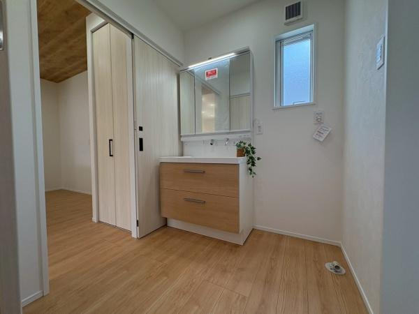 海南市つつじヶ丘27-5号　新築戸建の独立洗面台