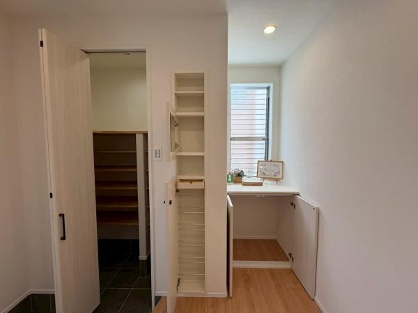 海南市つつじヶ丘27-5号　新築戸建の玄関