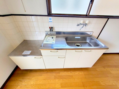 【キッチン】 | コーポOHTA | キッチンには窓がついていますので、明るい空間です。