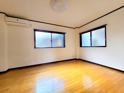 【居間・リビング】 | コーポOHTA | 洋室は南向きで明るい空間です。