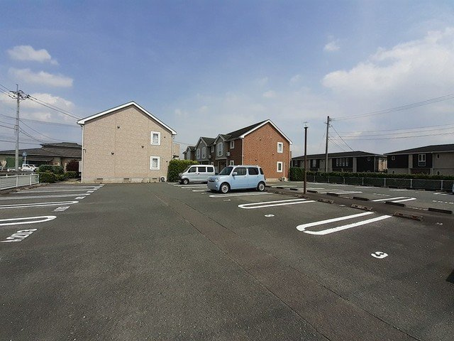 エスト・ソレイユＢの駐車場