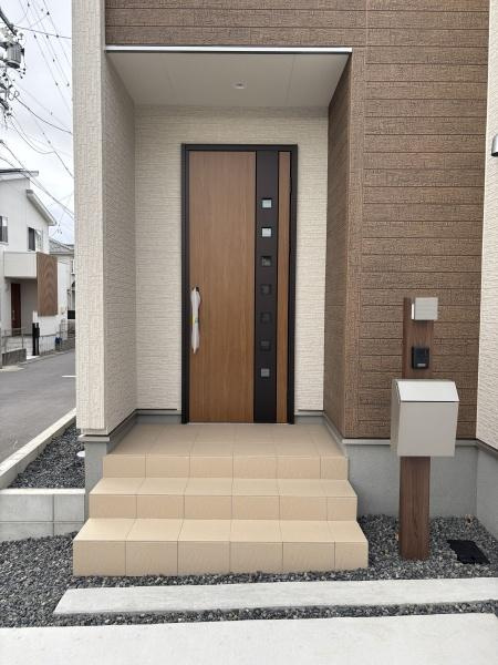 知立市新林町　全3棟・1号棟の玄関|訪れる人を心地よく迎え入れます。